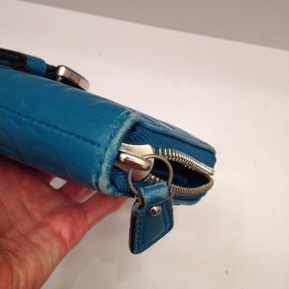 COACH WALLET BLUE LEATHER EMBOSSED leather soho zipper clutch